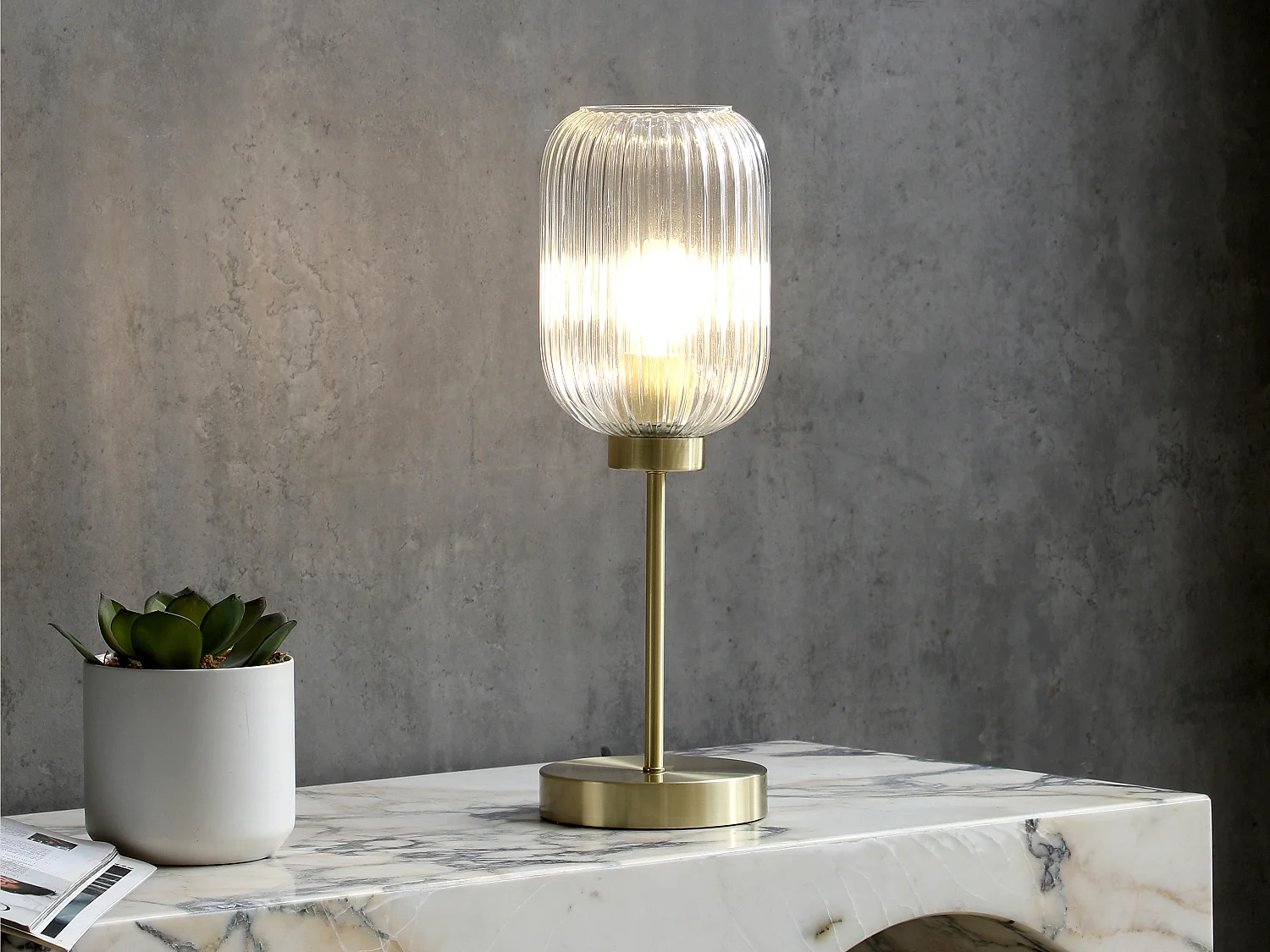 Lampa stołowa z metalu i szkła żebrowanego - szer. 14 x gł. 14 x wys. 43,5 cm - złota - LOUXOR 1319237 - obrazek 1
