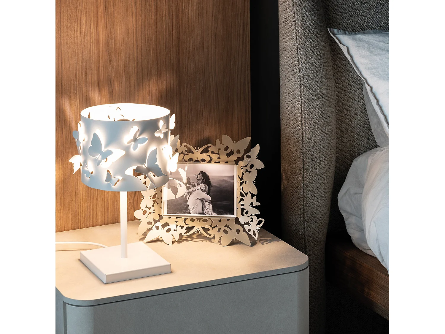 Lampa stołowa Farfallosa 20x20x37,2 cm z perforowanego żelaza z wytłoczonymi motylami. Dekoracyjny efekt świetlny. Gniazdo E27. Wyprodukowano we Włoszech. Zielony. 4104942 - obrazek 1