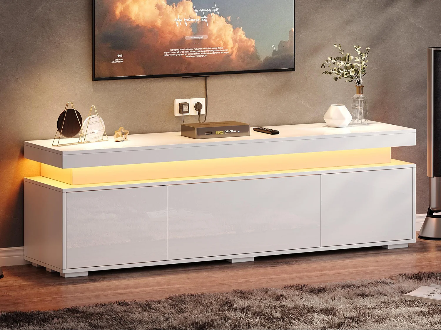 Lakierowany mebel TV o wysokim połysku 150x35x43 cm – 3 drzwi + 4 przegródki do przechowywania – Oświetlenie LED – Płyta wiórowa – Biały 4900699